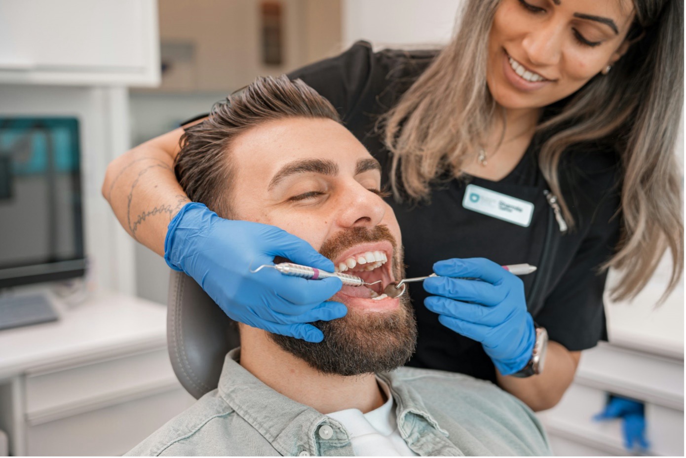 Bron: https://unsplash.com/photos/a-person-brushing-a-persons-teeth-BiknMFl7iOw