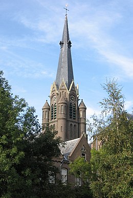 Machtige kerk in het midden van het centrum van Nootdorp